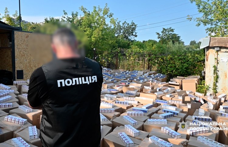 Понад 148 тисяч пачок цигарок і сурогатний алкоголь: поліція викрила схему на 10 млн грн