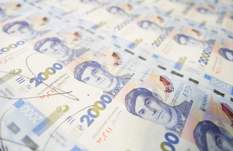 Скандал з новою банкнотою 2000 грн: НБУ звинувачують у використанні піратського шрифту