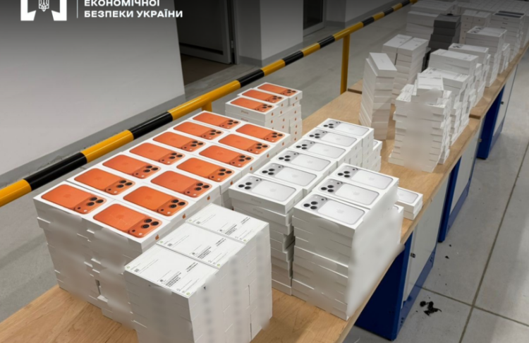 Техніка Apple на 35 мільйонів у днищі авто: БЕБ Львівщини оголосило підозру