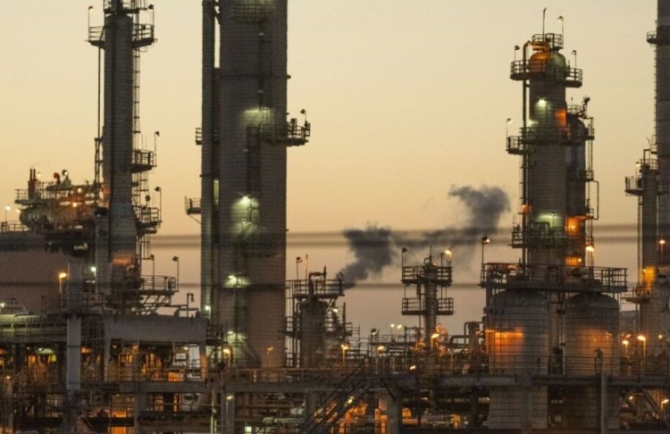 Після удару дронів у Росії зупинився великий нафтопереробний завод