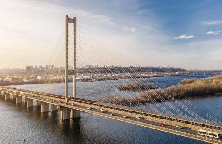 У Києві частково обмежать рух Південним мостом: коли та які смуги перекриють
