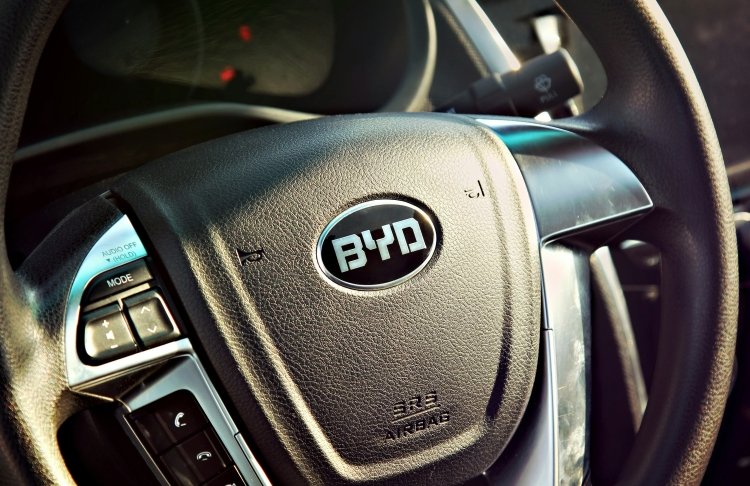 Автогігант BYD перервав найдовшу в своїй історії серію падіння продажів