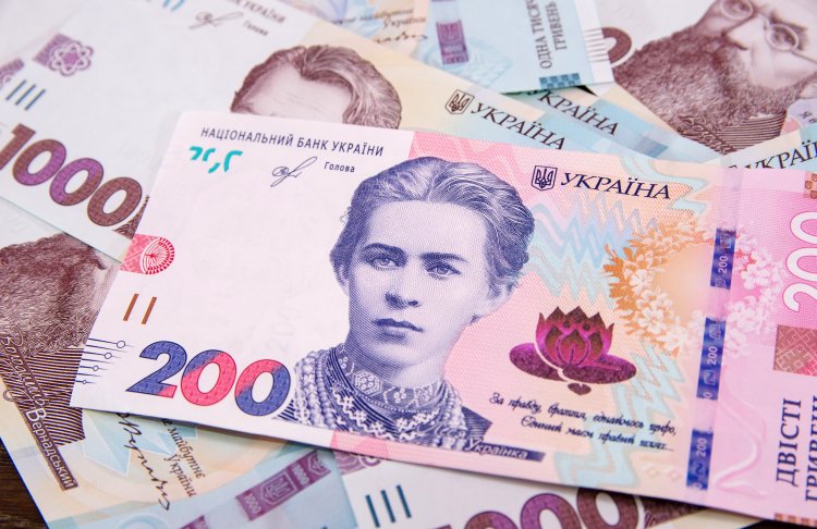 Валютні інтервенції та виплати за боргом скоротили резерви України