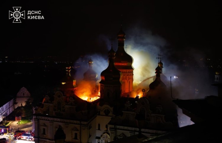 Росія атакувала Київ: у Києво-Печерській лаврі масштабна пожежа, пошкоджено кіностудію Довженка (ФОТО)