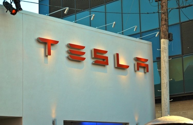 Tesla надала регуляторам ЄС сумнівні дані про безпеку свого автопілота