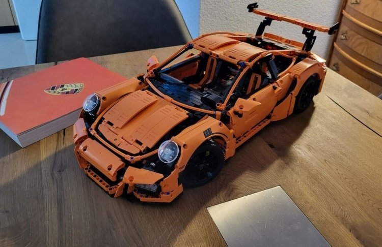 Lego вимагає мільйон гривень з українського ФОПа через копії машинок