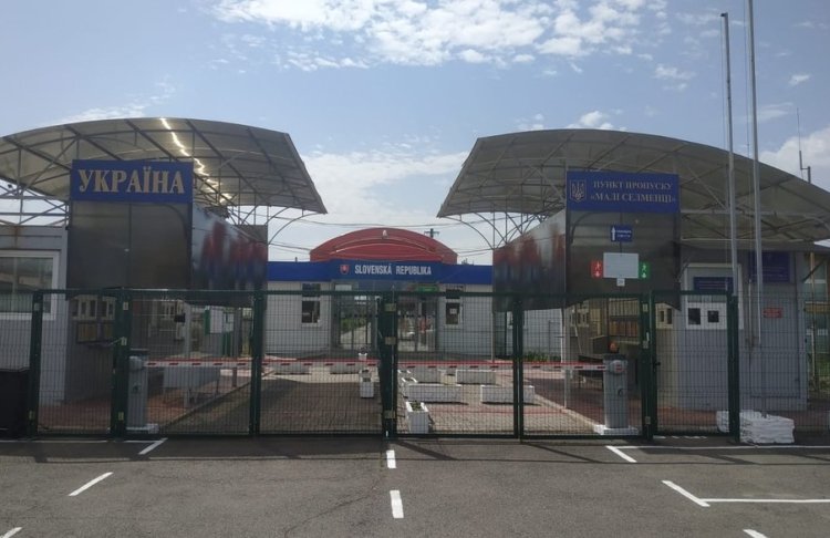 На кордоні зі Словаччиною уповільнять пропуск громадян: названо дати та причину