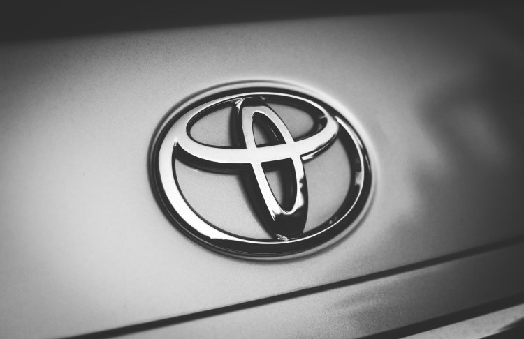 Продажі Toyota падають четвертий місяць поспіль через кризу на Близькому Сході