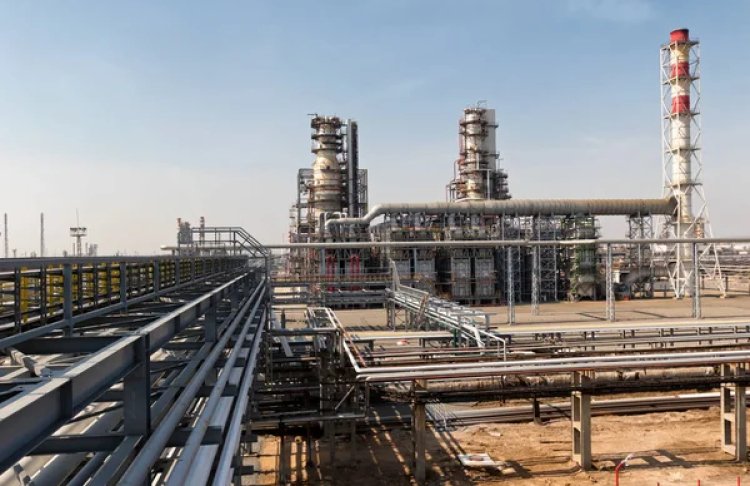 Попри вогонь та обстріли: Близький Схід продовжує вивозити нафту через Ормузьку протоку