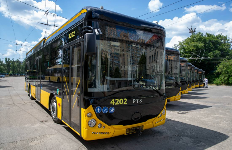 Мобілізація в дії: у Франківську скоротили кількість автобусів і тролейбусів через брак водіїв