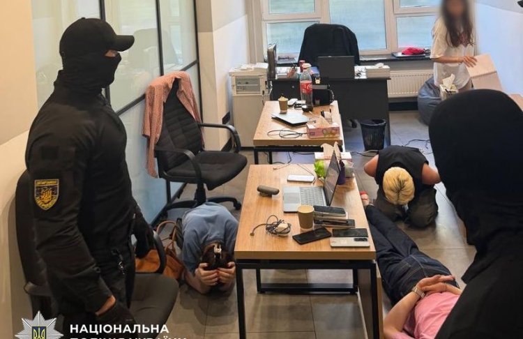 У Києві викрили шахрайський кол-центр, який ошукав американців на пів мільйона доларів