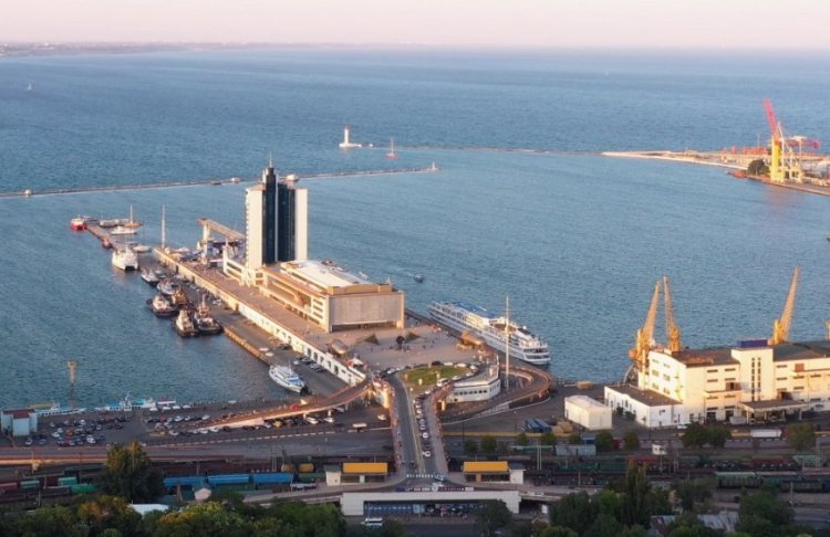 Росія втретє вдарила по цивільному судну на підходах до порту Одеси