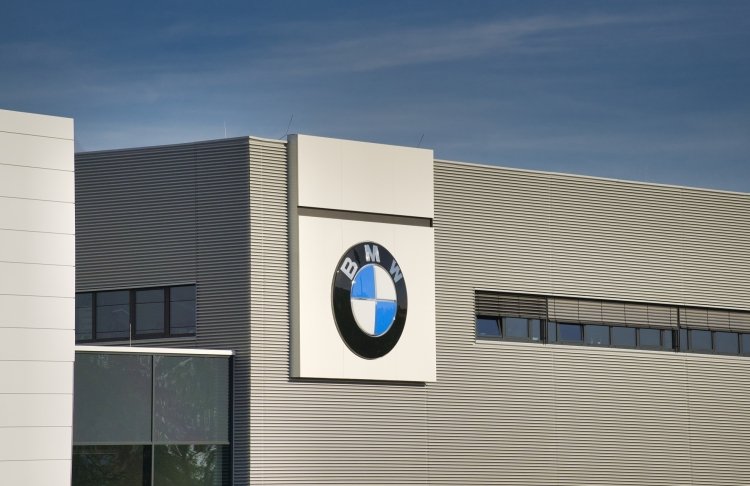 Конкуренція з BYD та Tesla змусила BMW почати масштабні скорочення штату