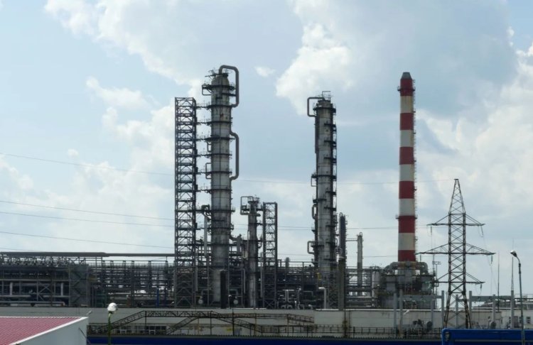 Один із найбільших НПЗ Росії зупинив переробку нафти після атаки дрона