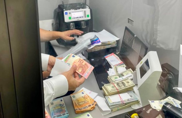 Мільйони готівкою та фальшиві чеки: у Києві викрили мережу підпільних обмінників