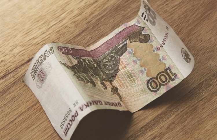 Криза банківського сектору РФ: вкладники масово знімають гроші, а мільярдери виводять капітал