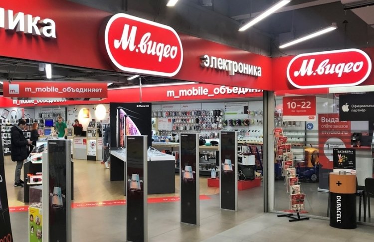 Найбільший у Росії ритейлер електроніки закриває сотні магазинів і припиняє виплати продавцям