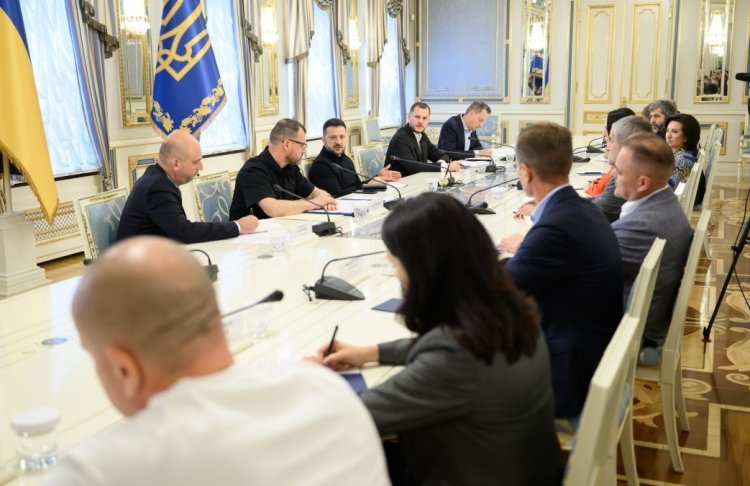 Зеленський зустрівся з бізнесом, який постраждав від ударів РФ по складам: що пообіцяв