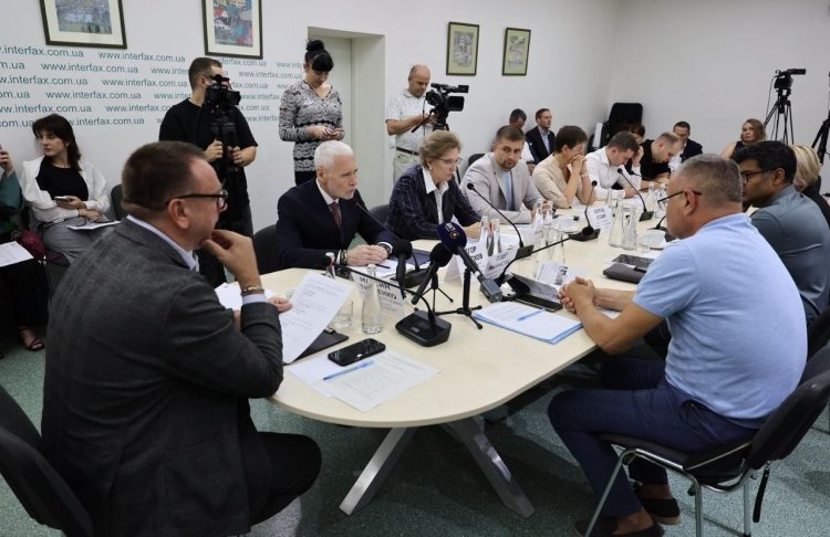 Від доступних ліків до підвищення мінімалки та пенсій: у Києві обговорили пропозиції прифронтових громад