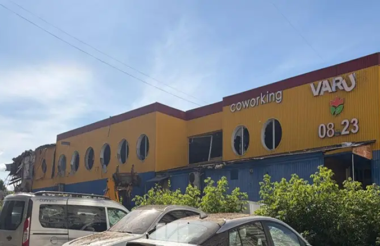 Через нічну атаку РФ у Києві зруйновано супермаркет Varus