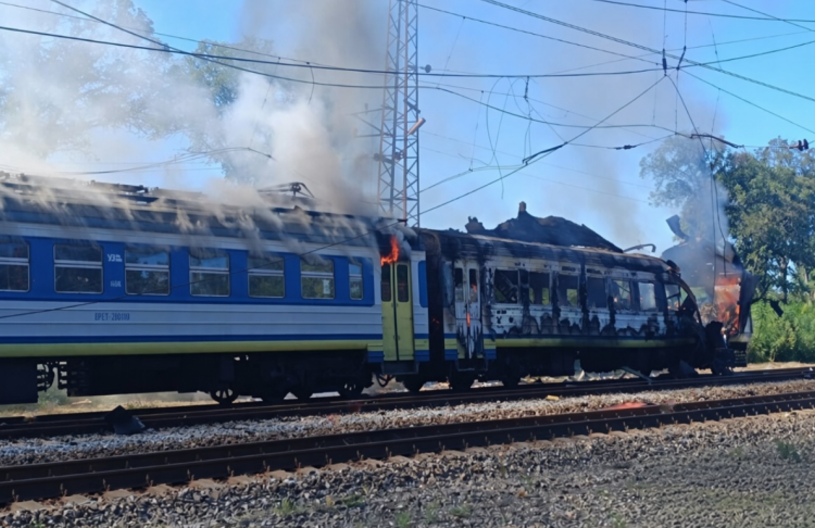Росіяни вдарили по пасажирському потягу на Харківщині, є постраждалі