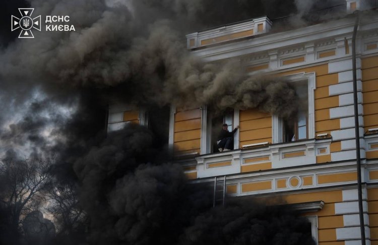 Російський БпЛА влучив у будівлю Академії наук у Києві: є загибла