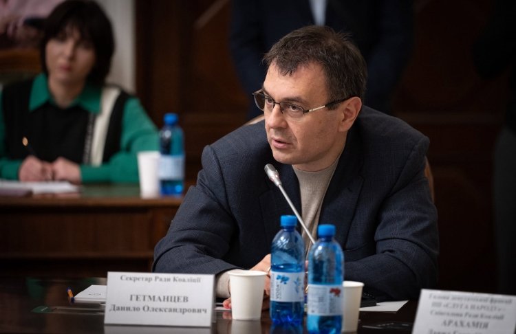 Гетманцев заявив, що ПДВ не підвищуватимуть, хоча Корецький підтвердив плани уряду: що відбувається