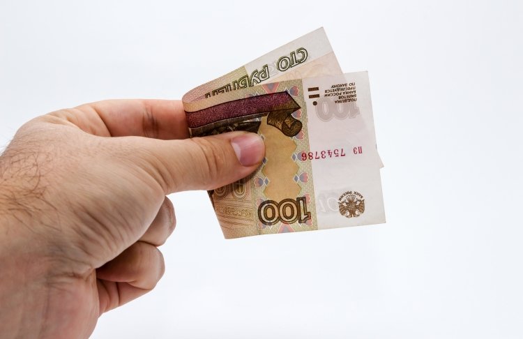 Росіянам урізали ліміт на вивезення готівки у вісім разів: що загрожує порушникам