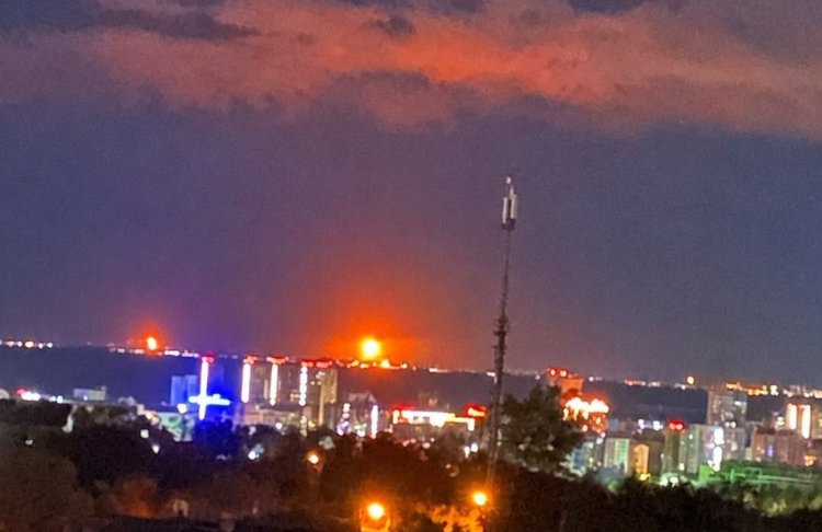 У Волгограді після масованої атаки дронів спалахнула пожежа в районі НПЗ та хімзаводу