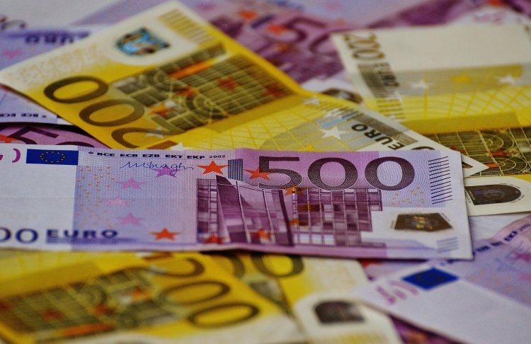 Євро падає: чому для України це і добре, і погано