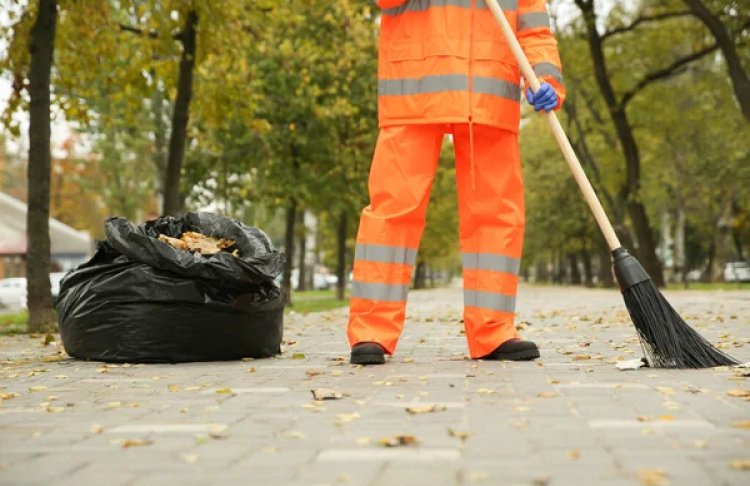 У Львові звільняються двірники через невиплату зарплати: міська влада б’є на сполох