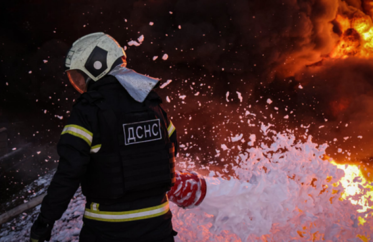 У Хмельницькому російський обстріл зупинив виробництво побутової хімії та косметики
