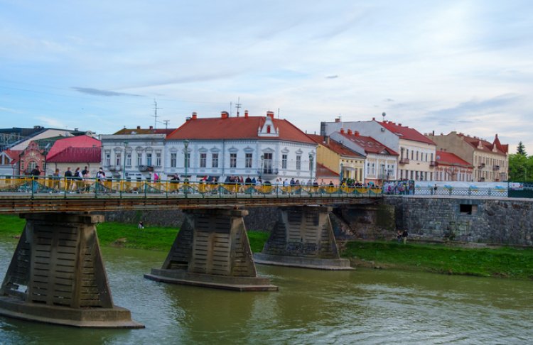 Ремонт пішохідного мосту в Ужгороді оцінили у 55,5 млн грн: що відомо про тендер та роботи